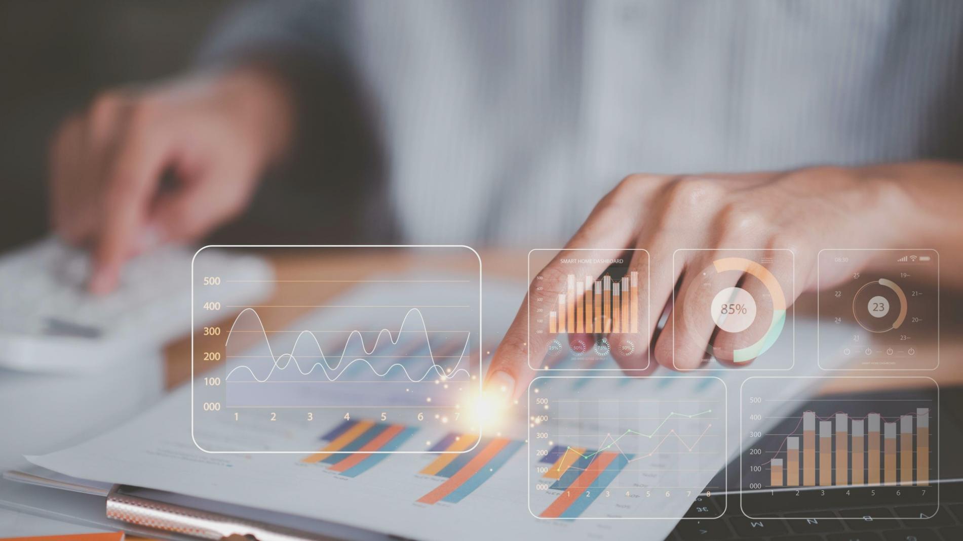 Arbeitsplatz mit Laptop und SEO-Analyse-Dashboard